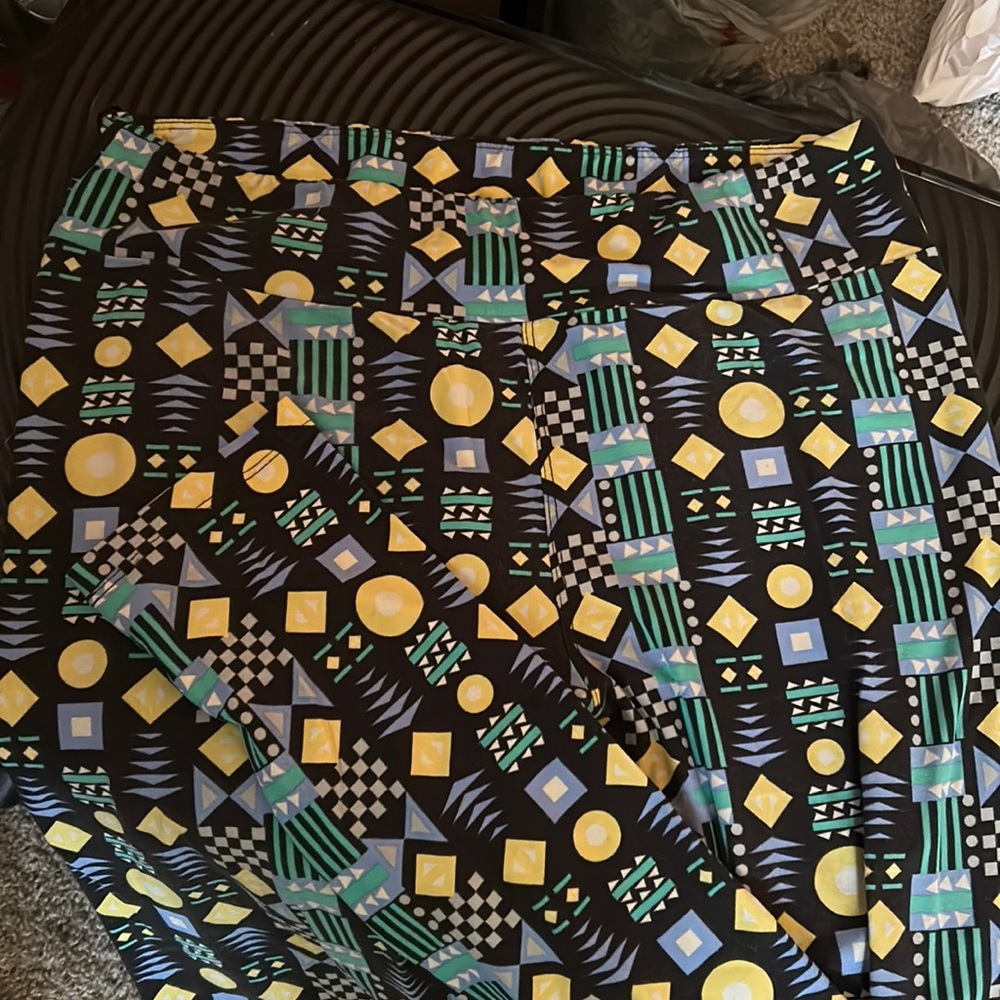 Cool geometric pattern LLR leggings!